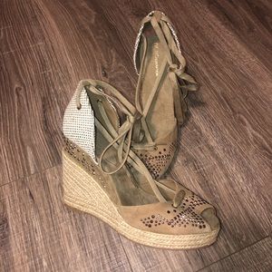 NWOT lace up sandal wedges braided jute heel